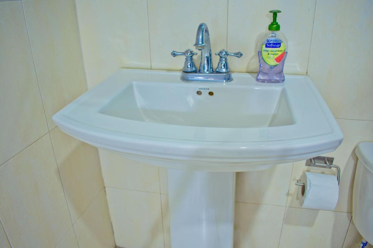 Donhead New Kingston Apt 5 ภายนอก รูปภาพ